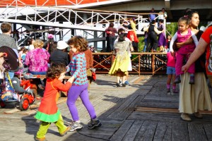Bailando juntas en un festival de danza tradicional chilota en la costanera de Chonchi