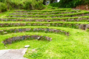 Moraycito: reconstrucción a  menor escala de las terrazas de Moray. Se ocupan a menudo para asambleas. 