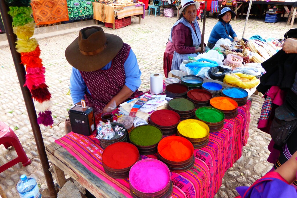 Vendedoras de pigmentos en el mercado de Pisac